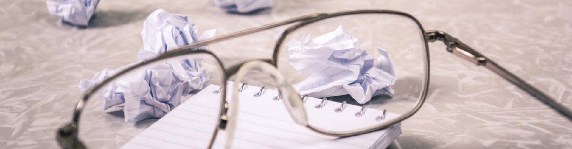 Аксессуары для очков на фоне бумаги: чистка, человек, искусство.